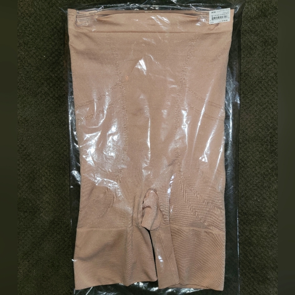 SPANX high waisted short BRAND NEW